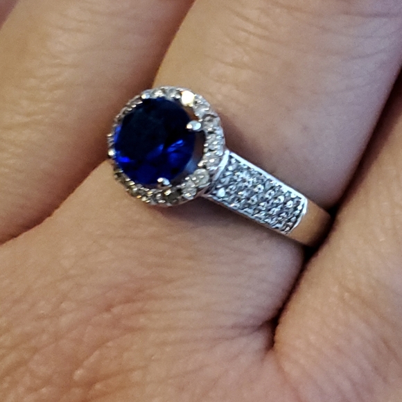 8/$30    💙💍 NWT round center faux blue sapphire stone with halo - Picture 5 of 10